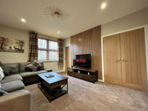 2 Bedroom by Central Serviced Apartments - Monifieth - Sleeps 4 - Modern & Unique - Smart TV & WiFi - Fully Equipped Kitchen - Spacious